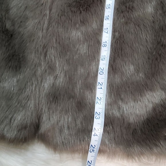 Silver Gray Faux Fur Vest Fully Lined Cozy Layering Piece Front Pockets Size L - Picture 7 of 9